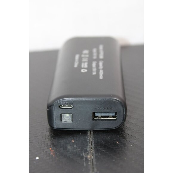 Tech Tote Charges Phone and Tablet With Many Pockets And Original Tags - Picture 11 of 11